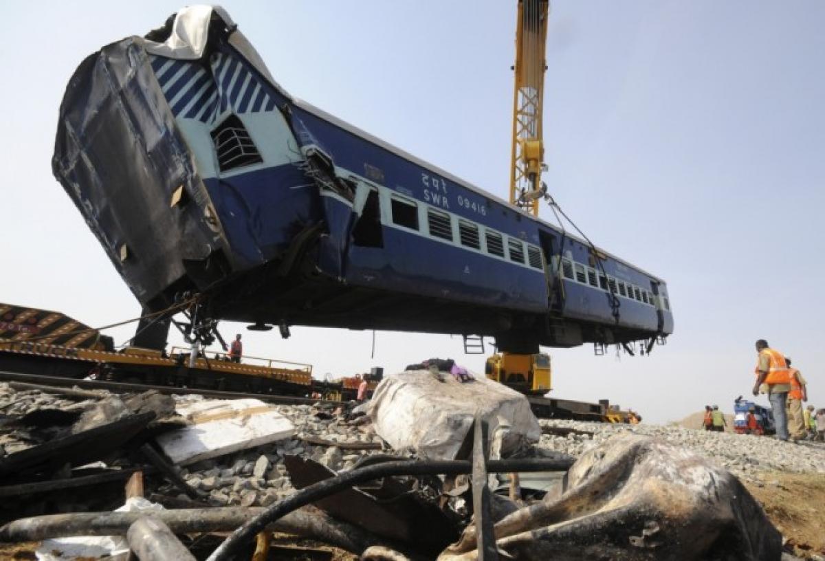 8 coaches of Mahakaushal Express derail in Uttar Pradesh